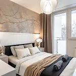 Lazienki Park Two-bedroom With Balcony By Mia * Warschau