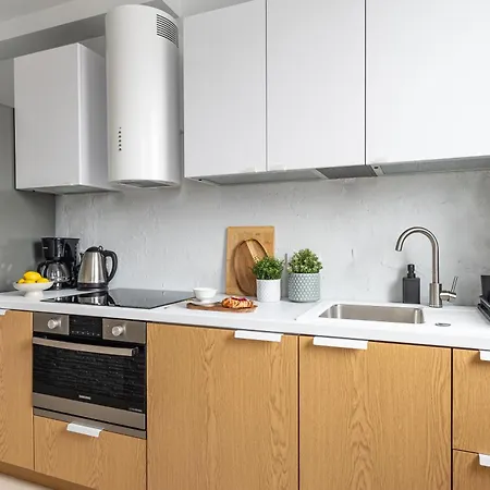 Lazienki Park Two-bedroom With Balcony By Mia דירה ורשה