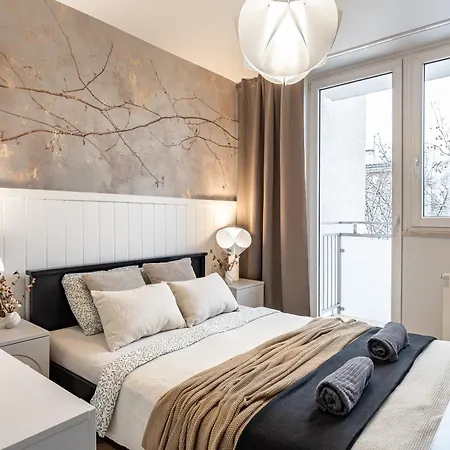 Lazienki Park Two-bedroom With Balcony By Mia * 华沙