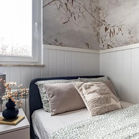 아파트 Lazienki Park Two-bedroom With Balcony By Mia