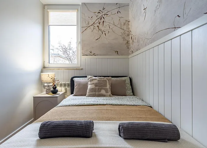 Lazienki Park Two-bedroom With Balcony By Mia 公寓 *