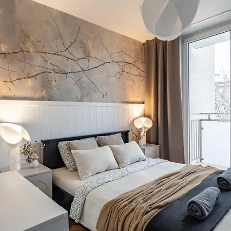 Lazienki Park Two-bedroom With Balcony By Mia شقة وارسو