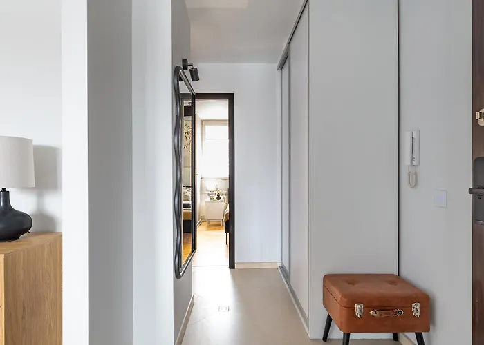 Lazienki Park Two-bedroom With Balcony By Mia شقة