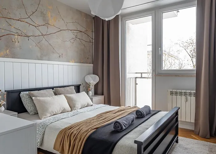 Lazienki Park Two-bedroom With Balcony By Mia شقة *