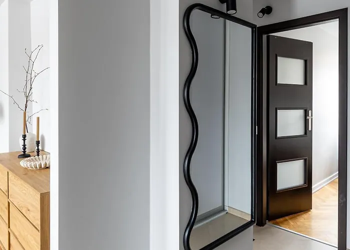 Lazienki Park Two-bedroom With Balcony By Mia شقة وارسو