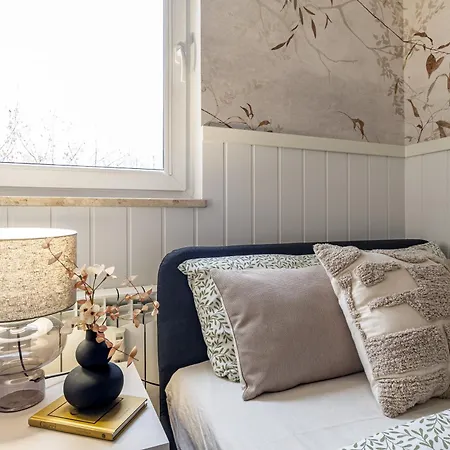 Daire Lazienki Park Two-bedroom With Balcony By Mia
