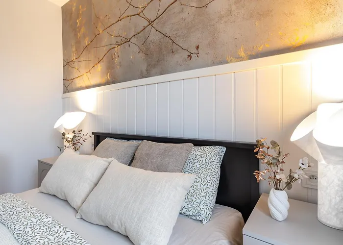 Daire Lazienki Park Two-bedroom With Balcony By Mia *