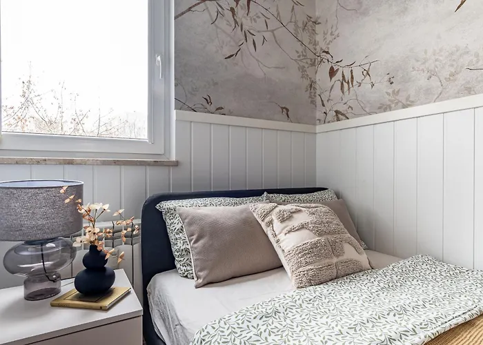 Daire Lazienki Park Two-bedroom With Balcony By Mia